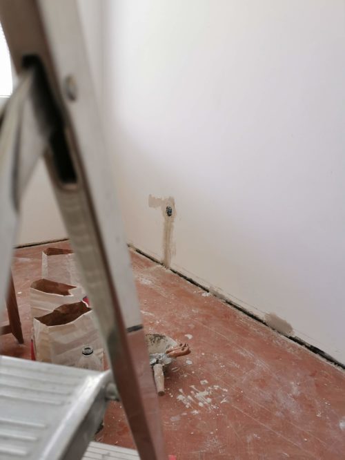 Pomerne jednoduchý spôsob ako ťahať nové káble, je vysekať drážky pod stenu, kde sú spájané panely a materiál je tam mäkší.